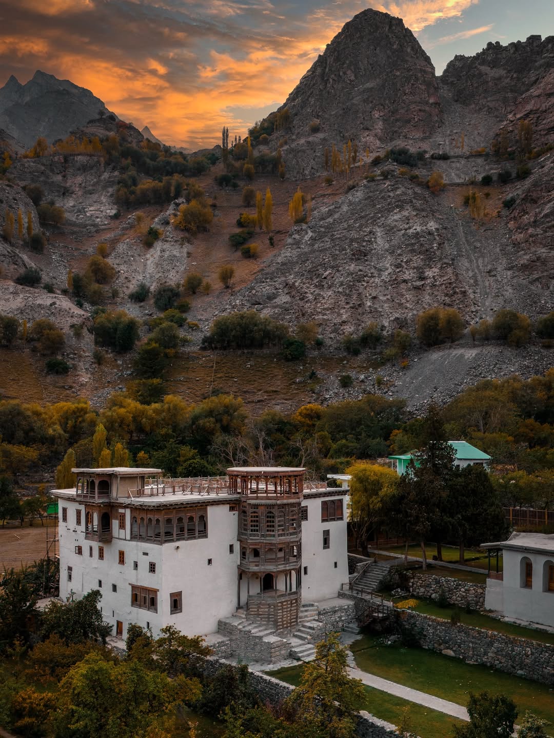 Finally, Autumn is just 2 weeks away! The most magical season to experience the North is almost 4